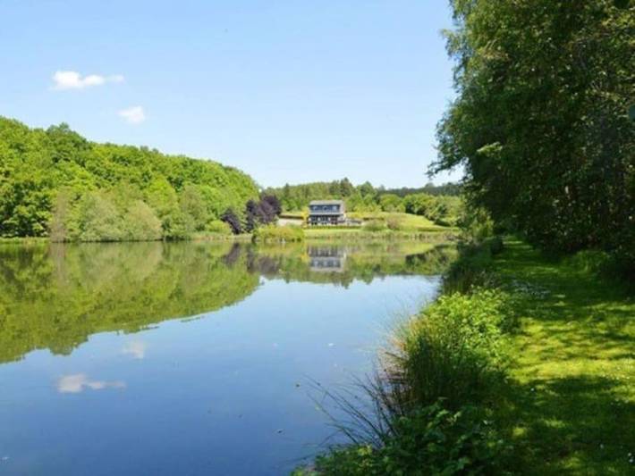 Vakantiepark voor 8 personen, with Balkon and Whirlpool as well as Terras and Tuin in Provincie Luxemburg