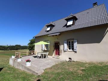 Gîte pour 4 personnes, avec terrasse ainsi que piscine et jardin à Arnac