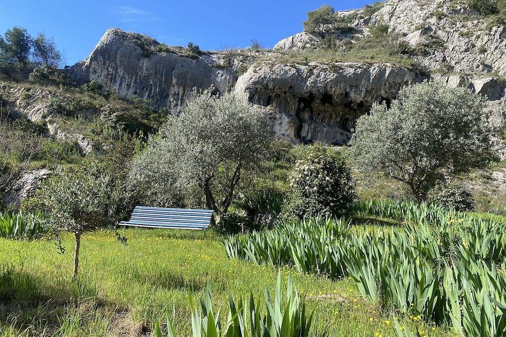 Entire apartment, Quiet studio at the foot of St Jacques hill,a stone's throw from the city center in Cavaillon, Parc naturel régional du Luberon