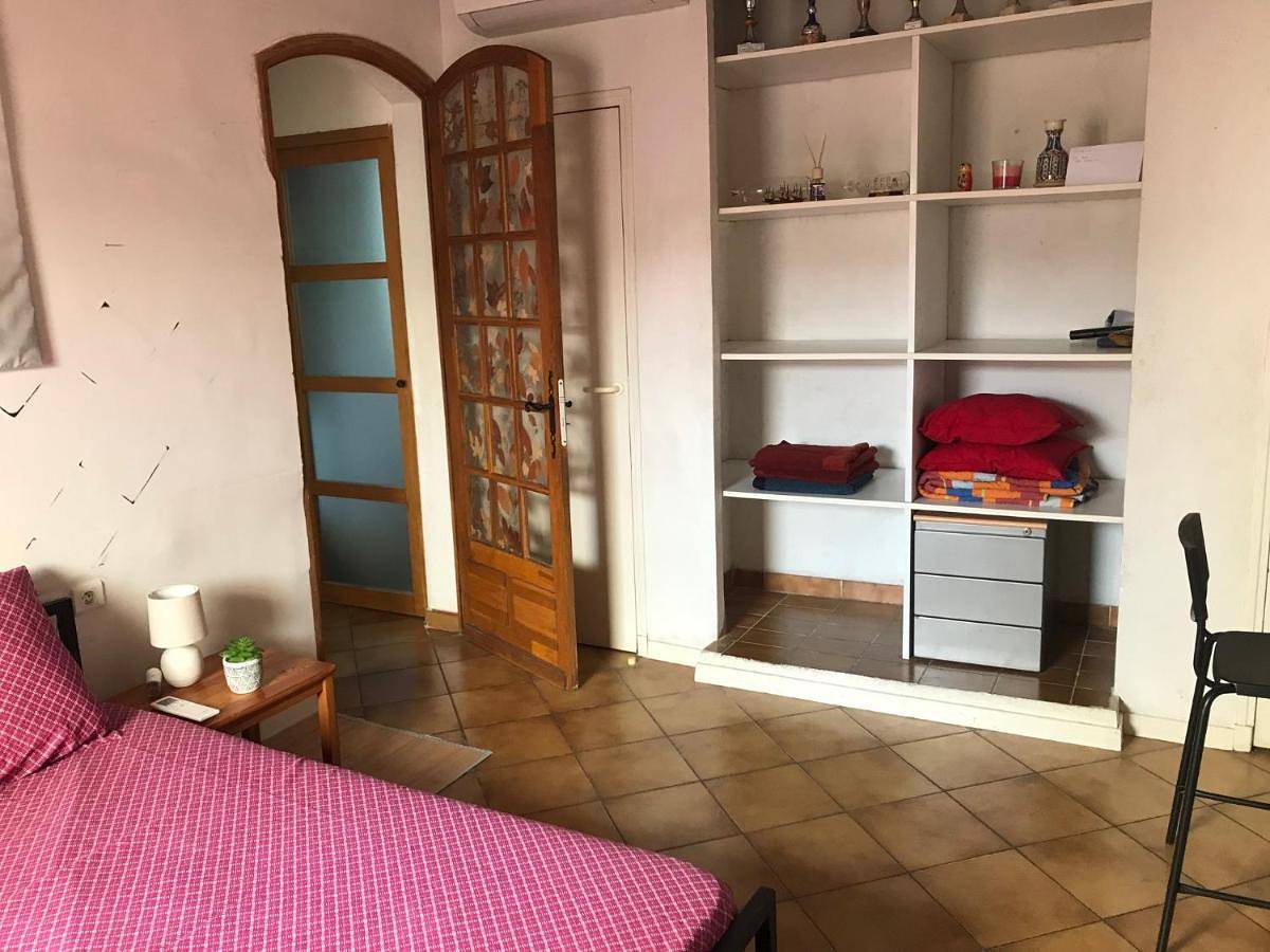 Chambre climatisée avec sdb privée dans une villa avec piscine ouverte d'avril à mi octobre in Marsella, Costa mediterránea (Francia)