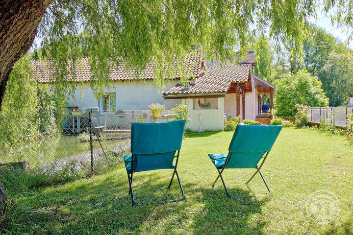 Gîte pour 4 personnes, avec jardin dans Momères
