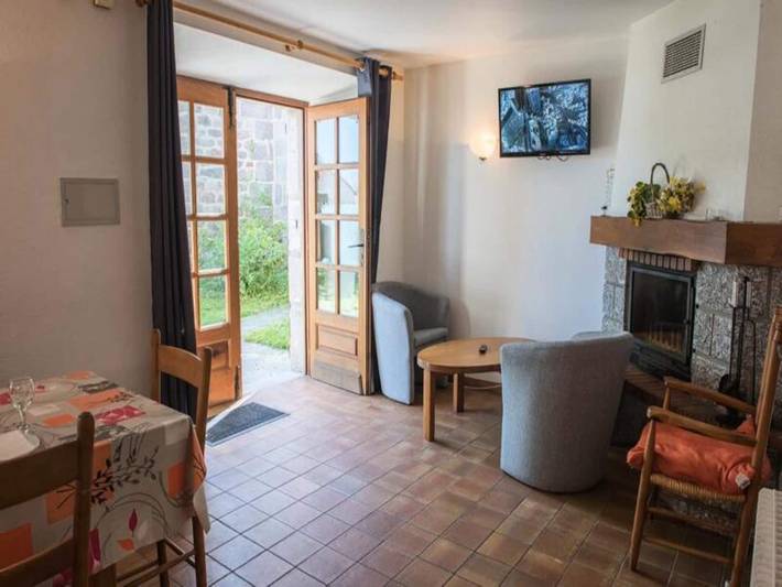 Gîte pour 7 personnes, avec jardin ainsi que terrasse et piscine, adapté aux familles dans L'Aubrac