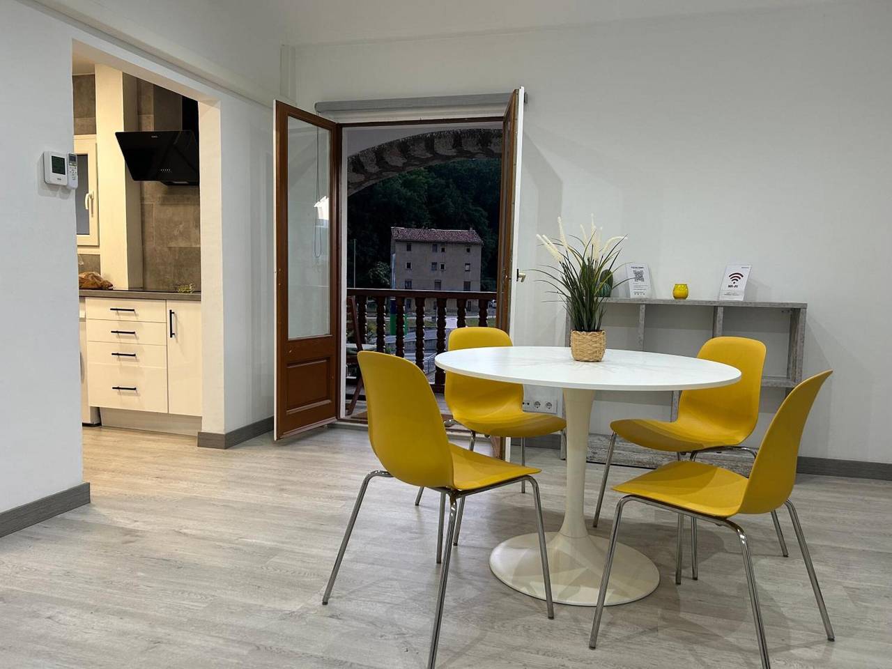 Apartamento entero, Apartamento 'Cal Botey' con vistas a la montaña, Wi-Fi y aire acondicionado in Ripoll, Pirineo Catalan