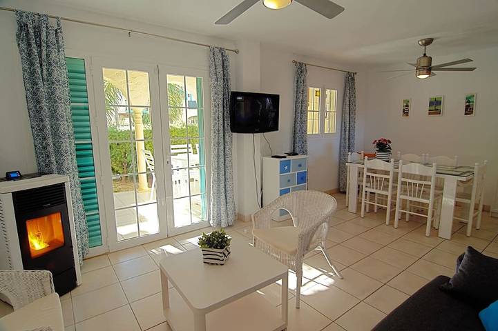 Luxus-Strandhaus 50 Meter vom Strand entfernt, befindet sich in einer Gated Community. in Playa de Quitapellejos (Vera), Vera