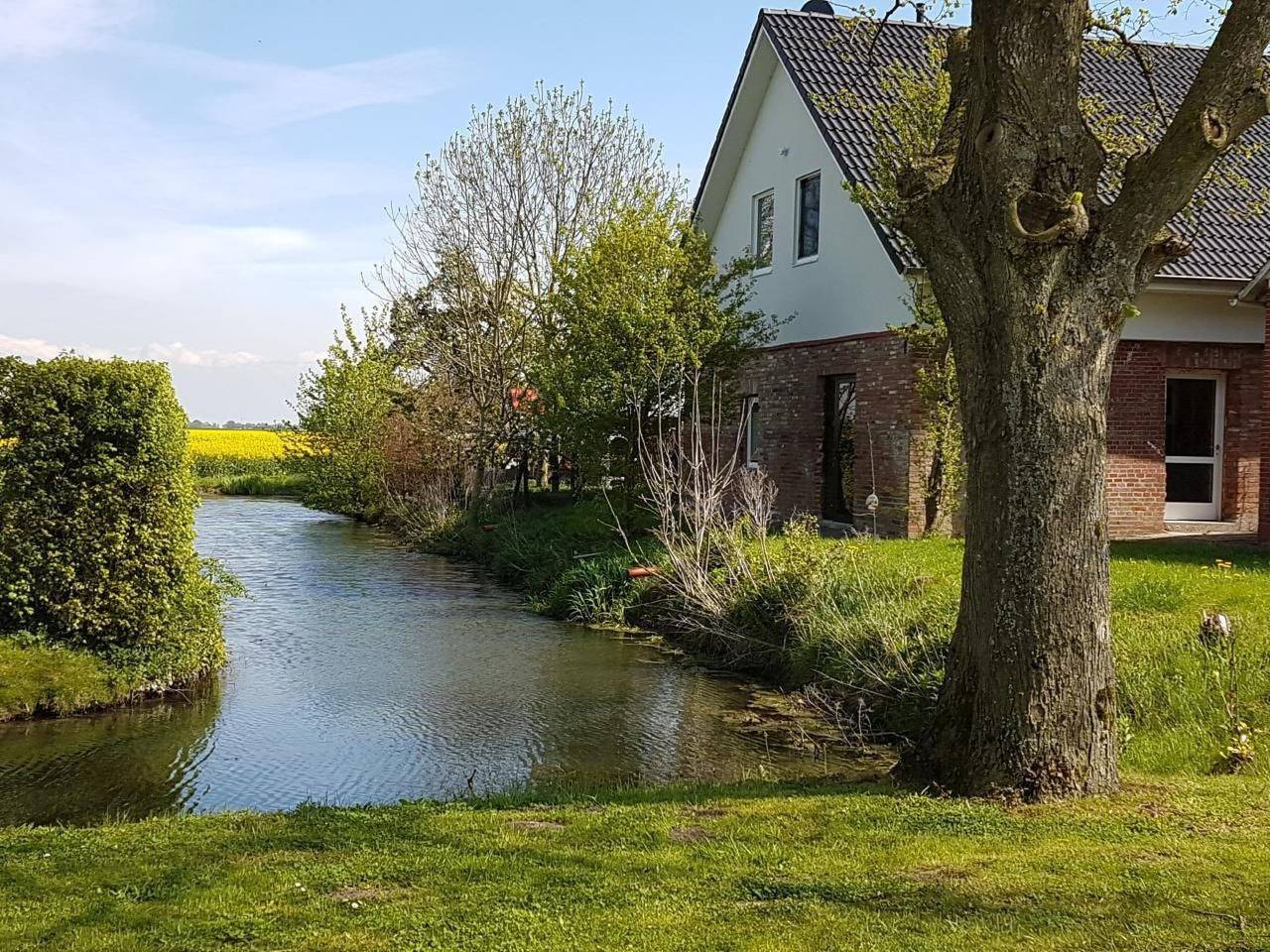 In Landschaftspolder mit Großem Garten in Bunde, Nordseeküste