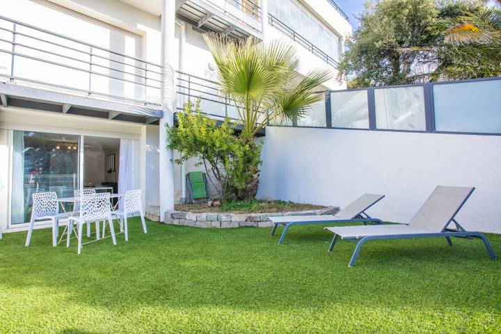 Appartement entier, Appartement 'Superbe F2 Spacieux' avec piscine partagée, Wi-Fi et climatisation in Saint-Raphaël, Côte méditerranéenne (France)