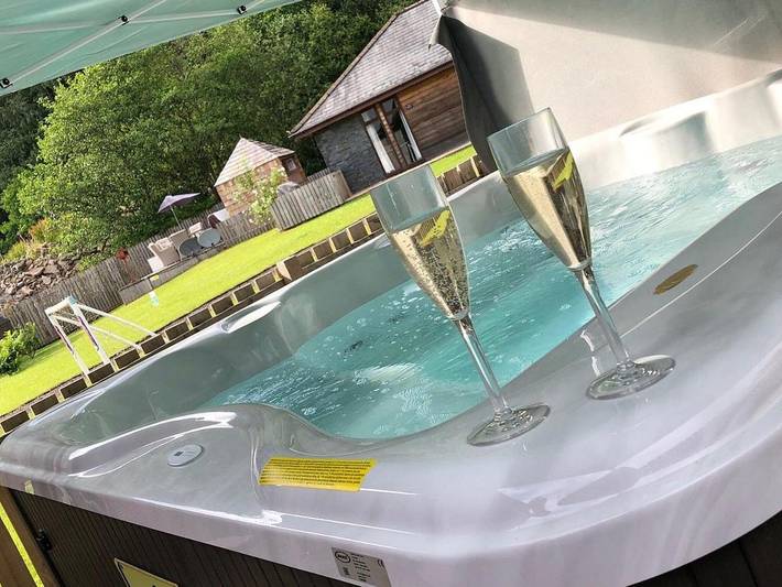 Chalet for 4 people, with hot tub and terrace in Loch Lomond