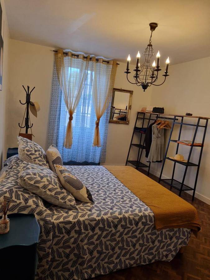 Gîte pour 5 personnes, avec jardin à Saint-Même-les-Carrières - 3