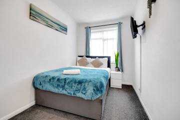 Holiday Home for 11 People in Havering, London, Photo 1