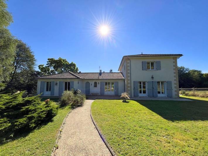 Location de vacances pour 6 personnes, avec piscine et jardin dans Favars
