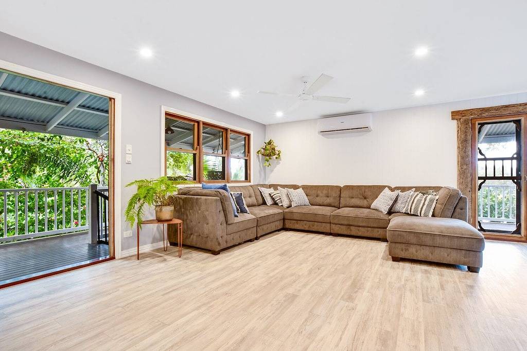 Auf der anderen Straßenseite vom Strand entfernt in Mudjimba, Sunshine Coast