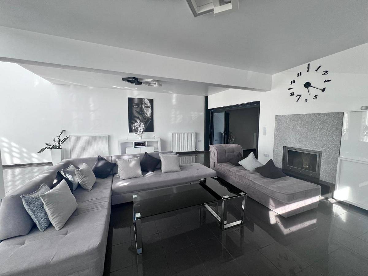 Two Bedroom Villa with Private Pool & Garden by Olivujoj in Anavyssos, Regionalbezirk Ostattika