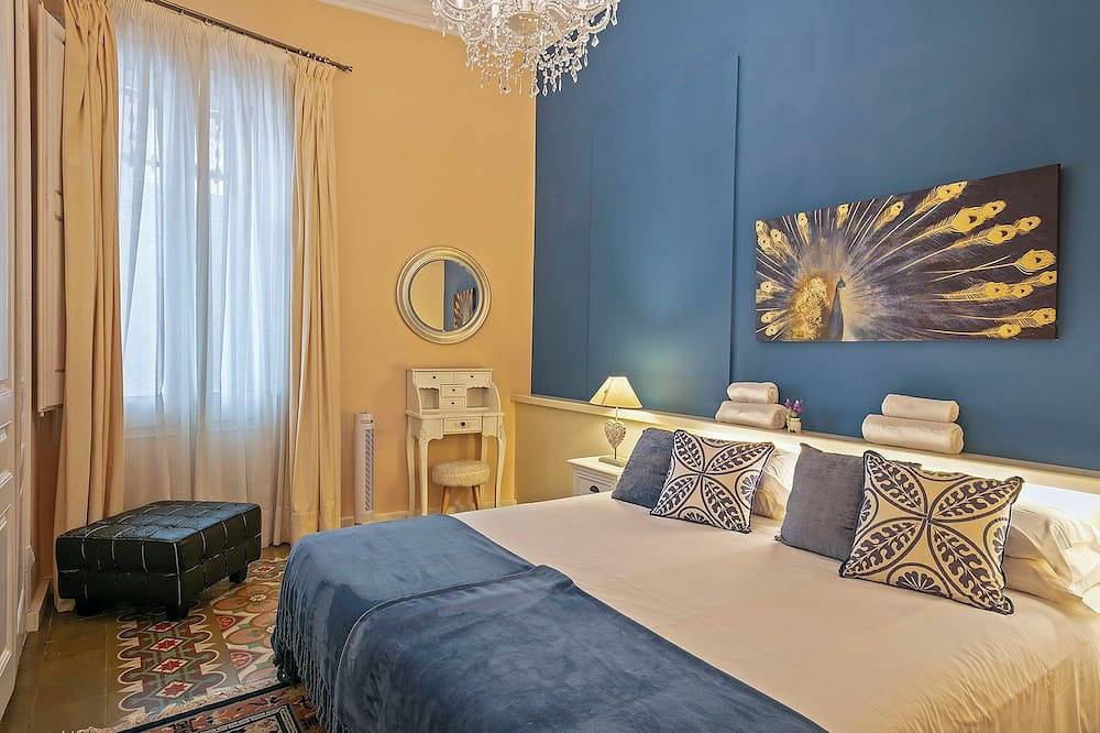 Villa with private garden and pool,big terrace-solarium,pergola in Barcelona Zentrum, Barcelona
