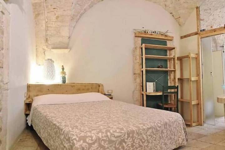 Gaudí's Corner: Alcoba Blanca in Putignano, Region de Bari