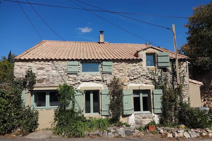 Location de vacances pour 6 personnes, avec jardin ainsi que terrasse et sauna, animaux acceptés à La Caunette