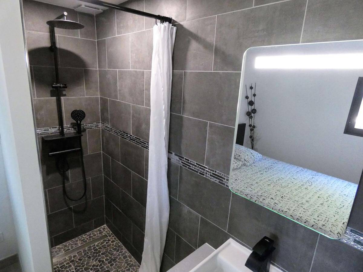Appartement de vacances entier, Proche Lac du Salagou, Chambre agréable avec salle d'eau et Wc privé in Clermont-l'Hérault, Côte méditerranéenne (France)
