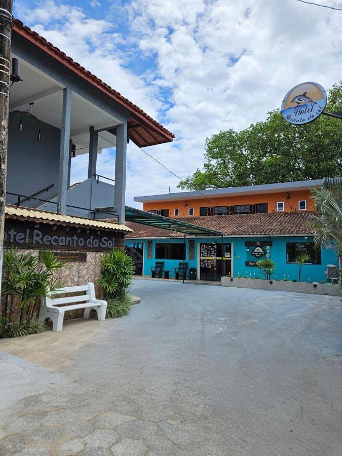 Casas e apartamentos de temporada para 3 pessoas, com jardim e piscina em Cananéia