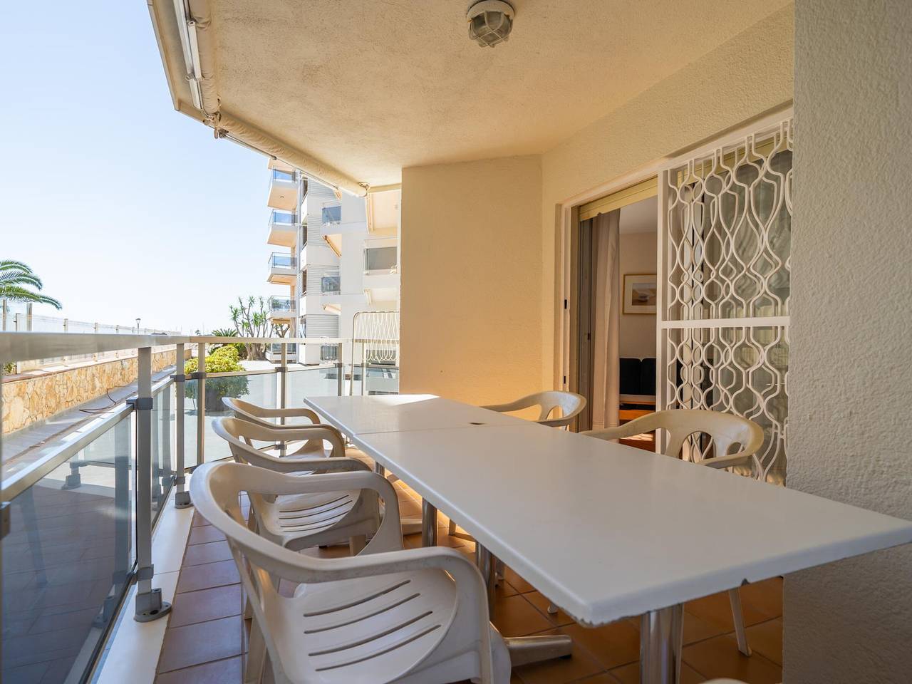 Entire apartment, Seaside Ground Floor Apartment with Pool, Wifi, Parking - 2 Bedrooms, Terrace with Ocean View in Torredembarra, Costa Dorada