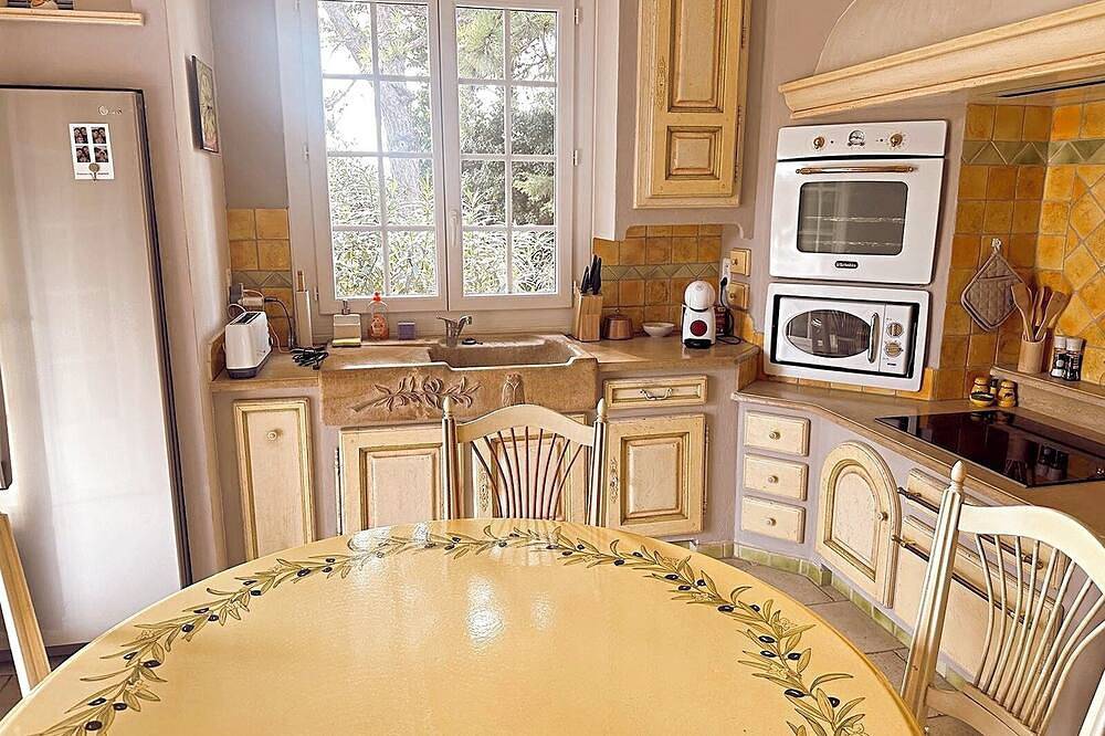 Villa with pool in Provence - near Isle-sur-la-Sorgue, Avignon and Gordes in Caumont-sur-Durance, Vaucluse