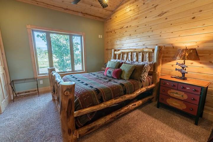 Log cabin for 10 people, with terrace and hot tub in Idaho
