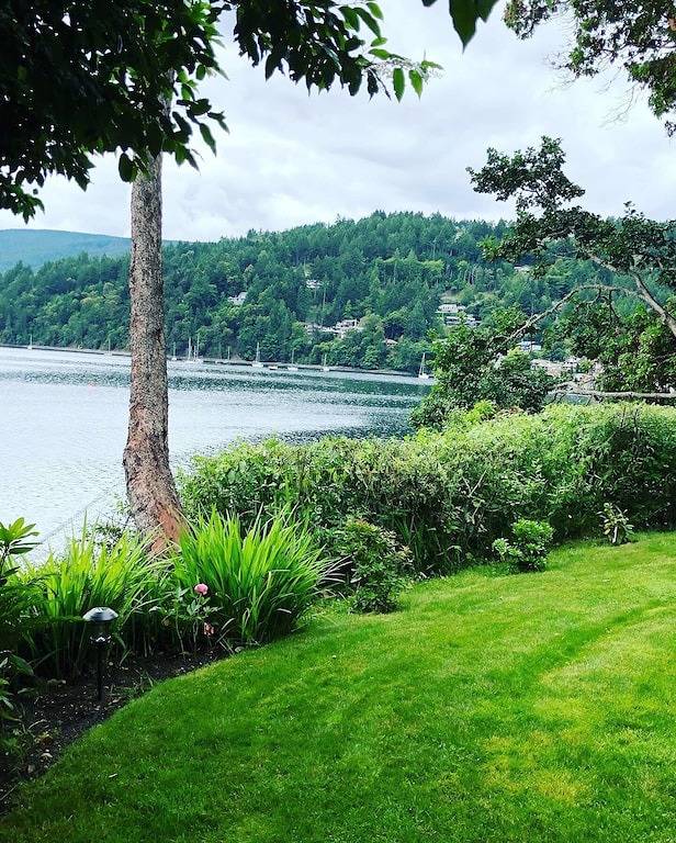 Beachfront Studio auf Maple Bay, Schritte entfernt zu Ihrem eigenen privaten Strand Terrasse in North Cowichan, Cowichan Valley Regional District