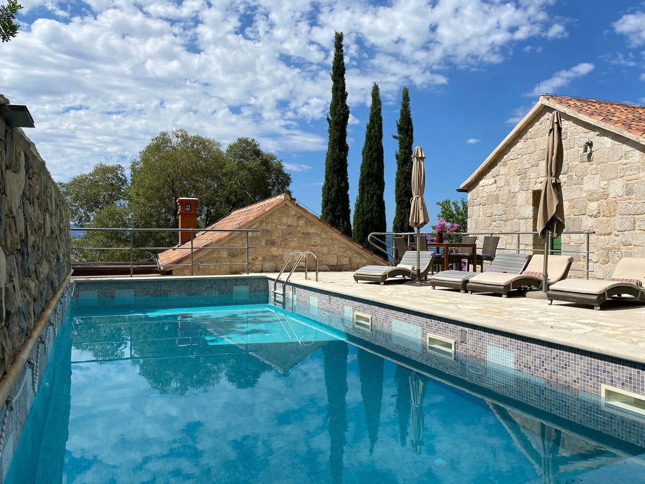 Villa 'Zeleni Raj' pet-friendly con vista mare, Wi-Fi e aria condizionata in Almissa, Omiš-Riviera