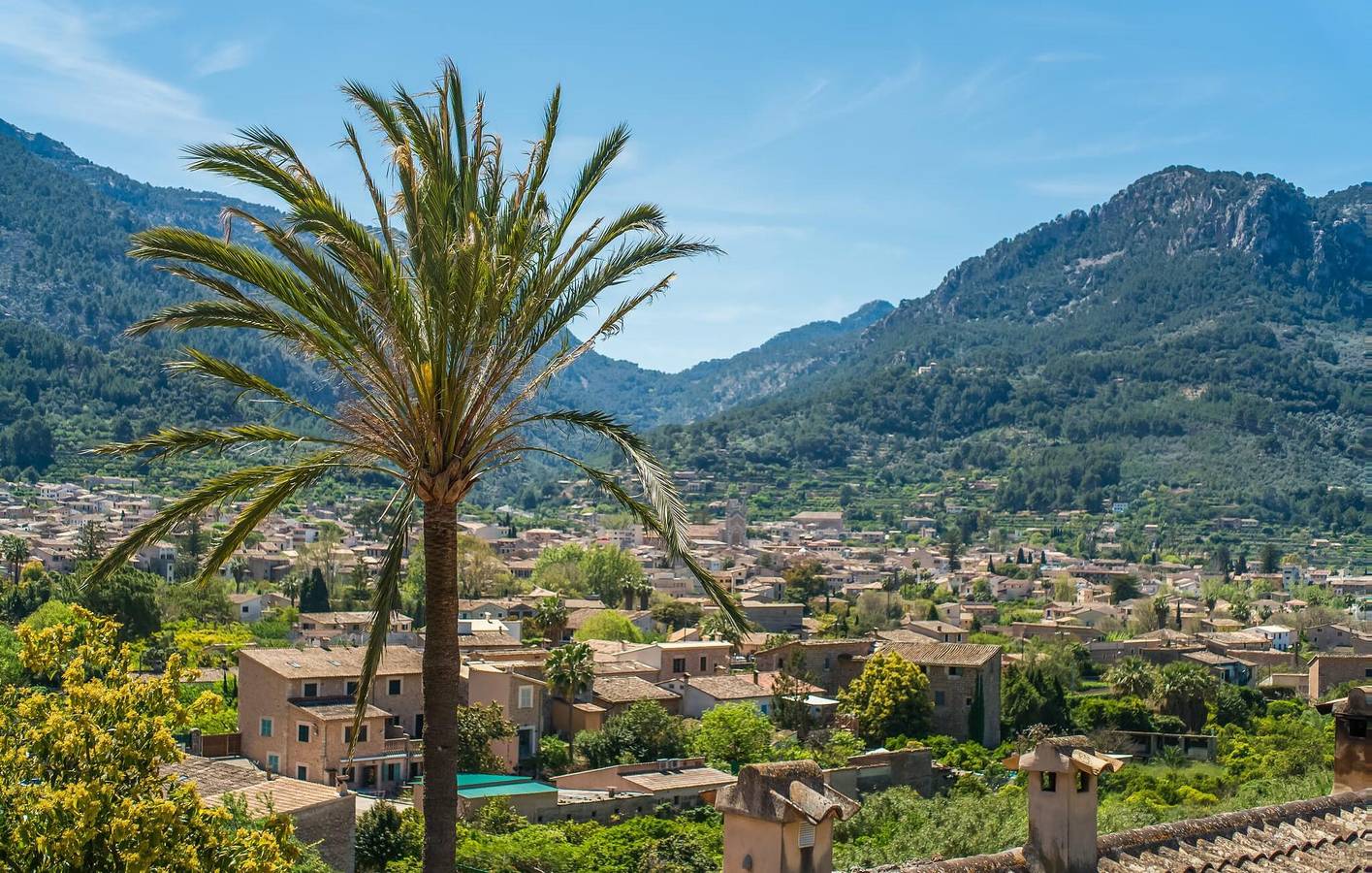 Entire holiday apartment, Cozy City-Center Apartment with WiFi & AC, 1km to Biniaraix in L'Horta, Sóller