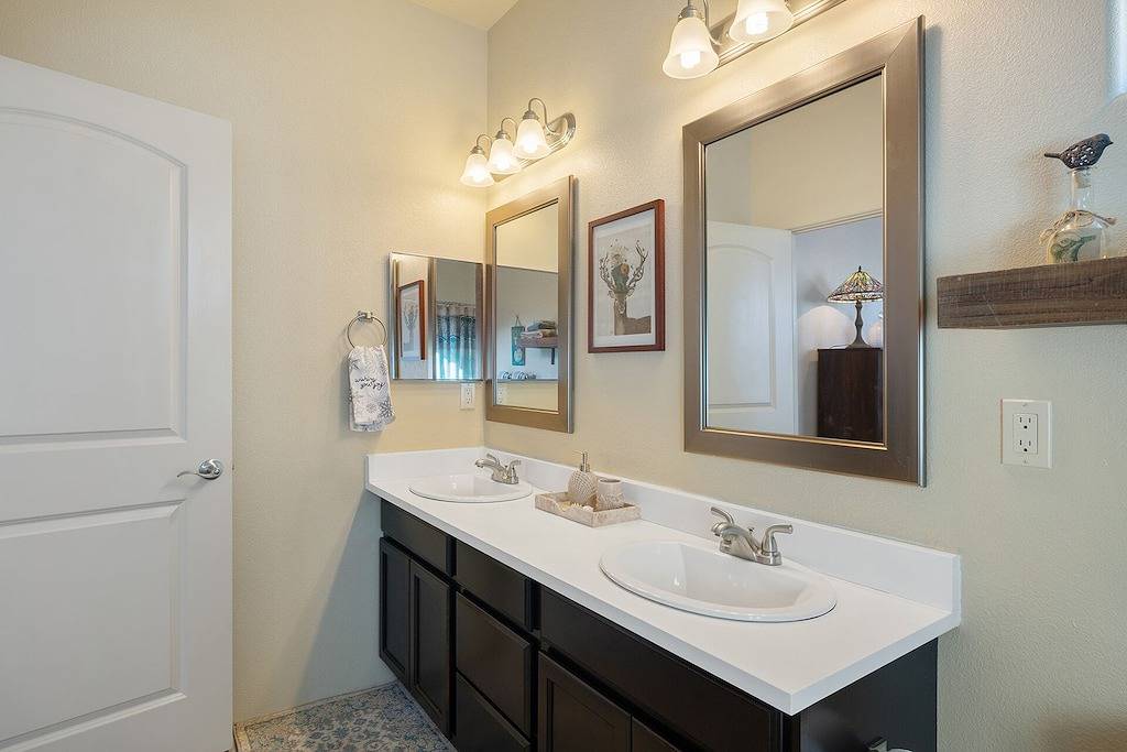 Luxurious Open Concept Home with Fabulous Backyard Entertainment Area in Santa Fe, Santa Fe County