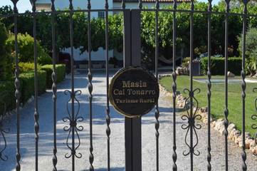 Gîte pour 14 personnes, avec jardin ainsi que piscine et vue, adapté aux familles dans San Martin Sarroca