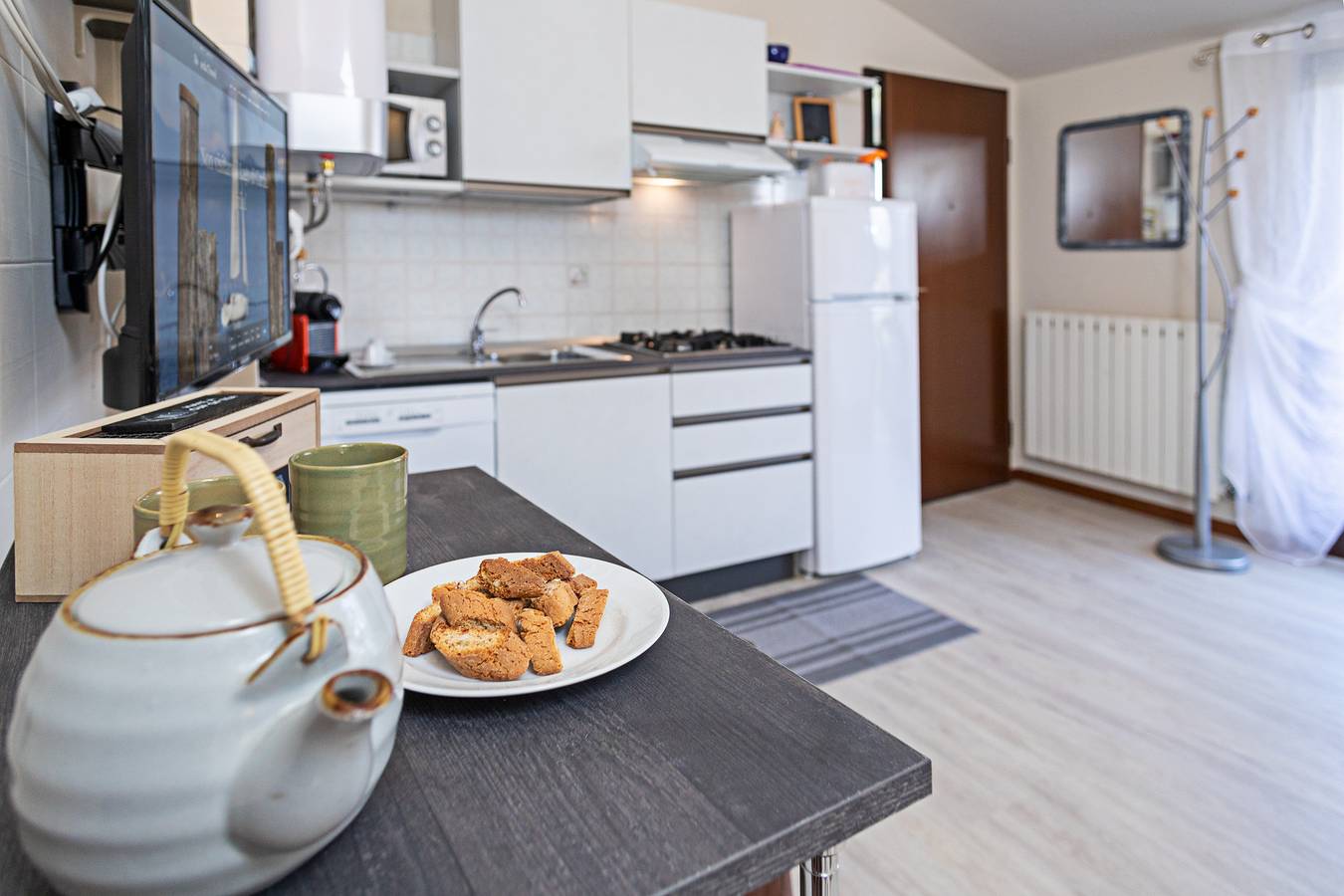 Entire apartment, Regarda - holiday apartment "Blitz 2" in Lazise with pool and airco in Lazise, Garda Mountains