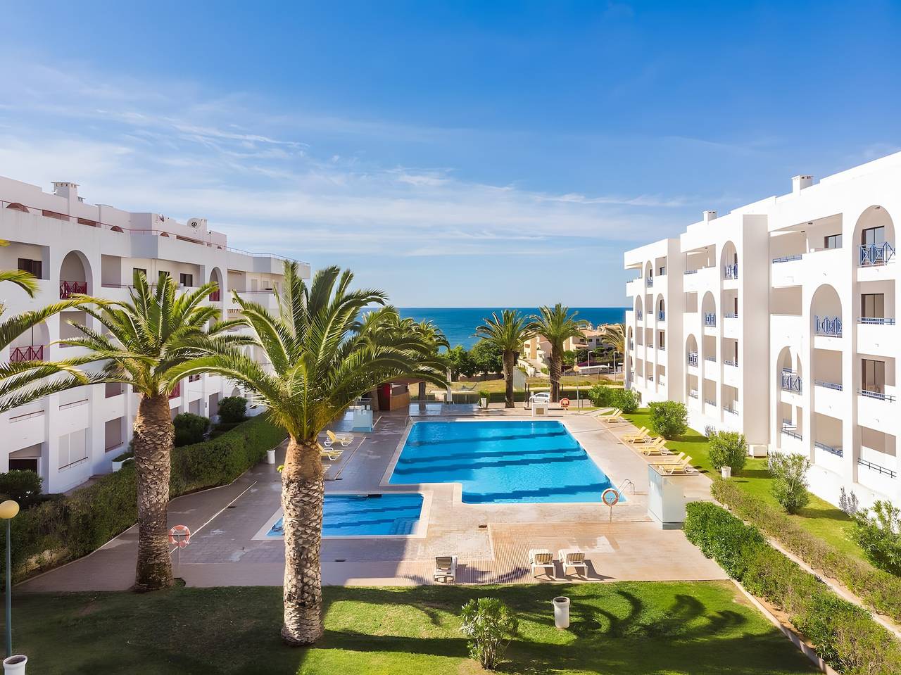 Ganze Wohnung, 2-Zimmer-Apartment mit Gemeinschaftspool, Garten und Wlan in Alporchinhos (Atlantikküste), Porches