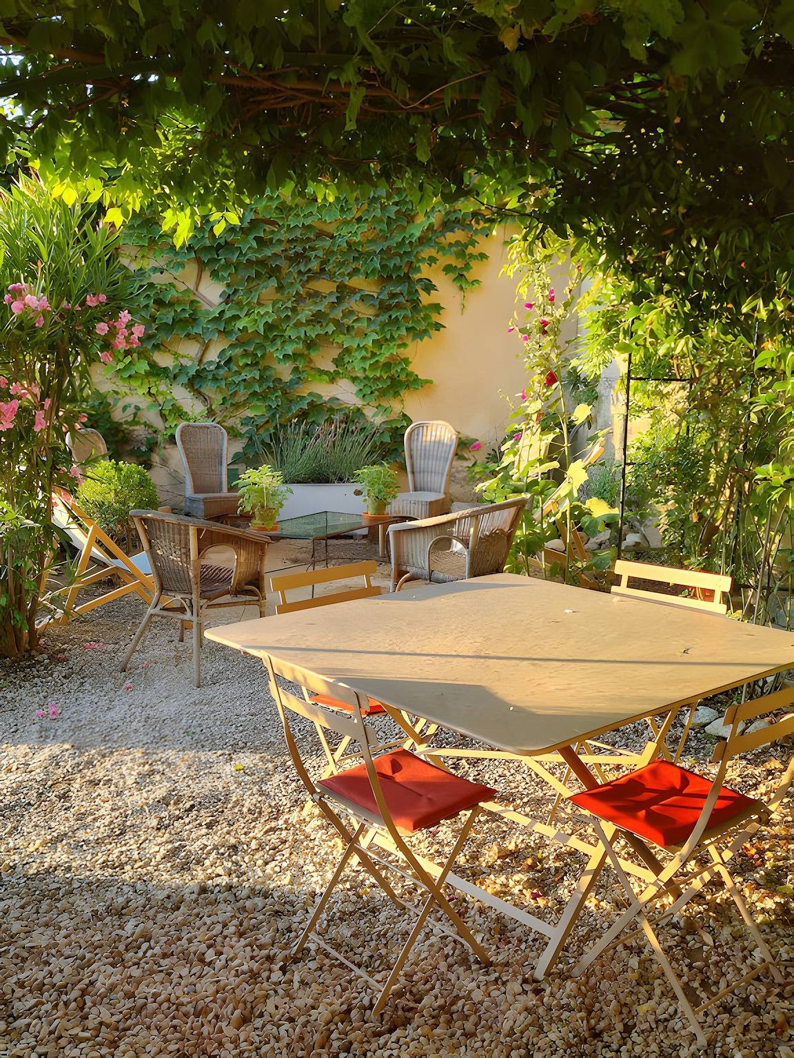 Bed & Breakfast 'Chambre Chez Thibaut Et Sophie' mit Bergblick, Terrasse & Wlan in La Motte-d'Aigues, Regionaler Naturpark Luberon