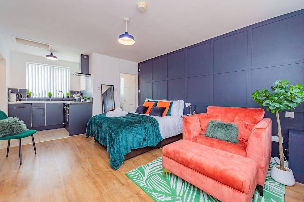 Entire apartment, Deluxe Studio Annexe - En-Suite Shower - Heswall in Merseyside
