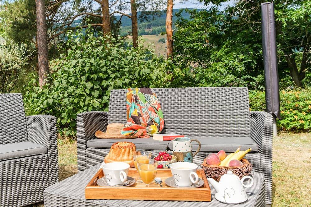 Terrasse et jardin vue sur les montagnes in Lapoutroie, Parc naturel régional des Ballons des Vosges