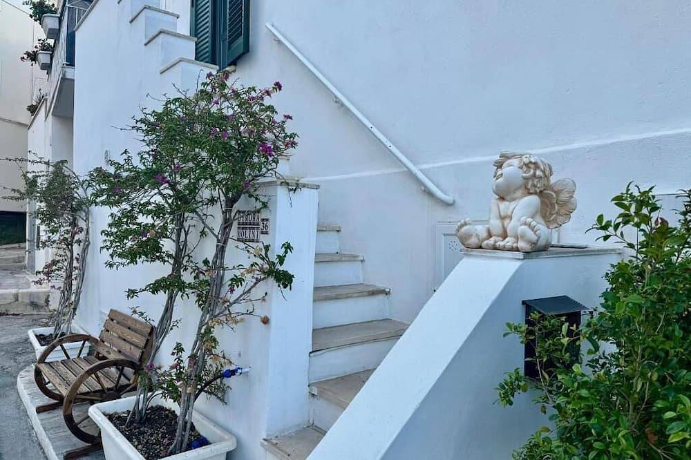 Molini Mansion. Cozy house just 20 meters from the beach in Old Port in Monopoli, Region de Bari