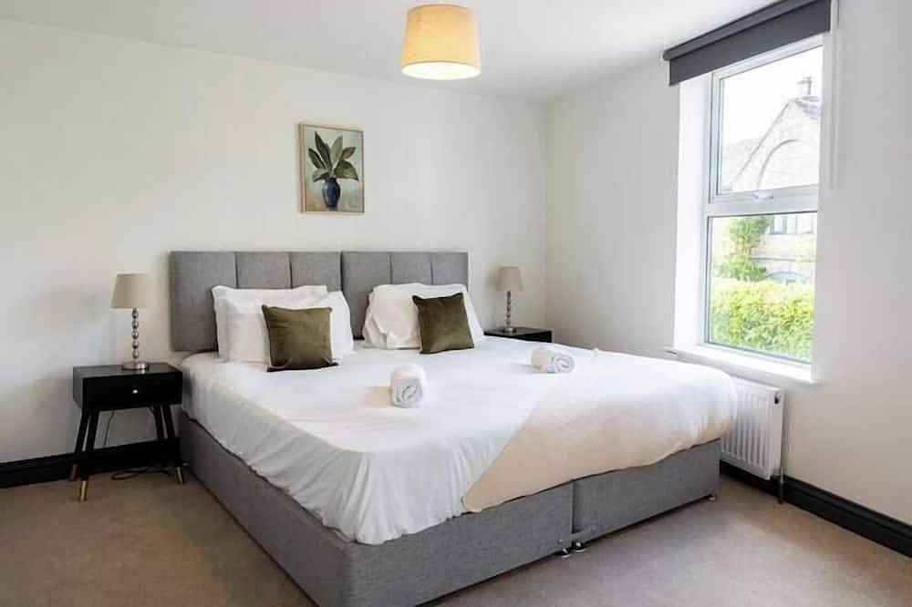 Hosta & Hosta A - Cotswold's 9 Bedroom Cosy Home with Pool Table and Canal Walks in Stroud, Gloucestershire