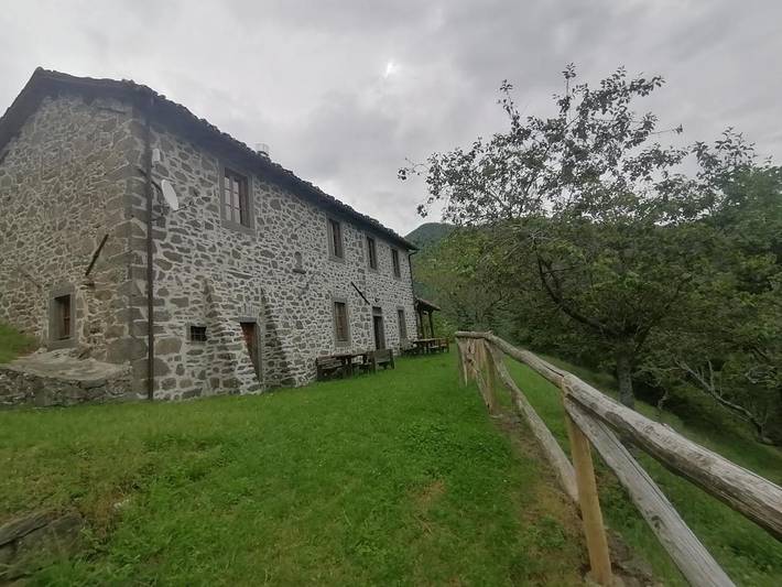 Location de vacances pour 21 personnes, avec jardin et vue, animaux acceptés à Barga - 2