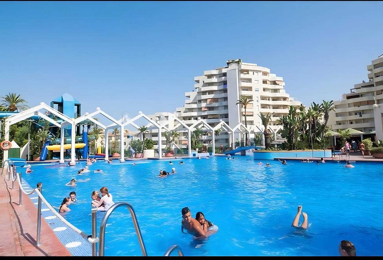 Appartement entier, Appartement 'Santi' avec piscine partagée, Wi-Fi et climatisation in Benalmádena Costa, Benalmádena