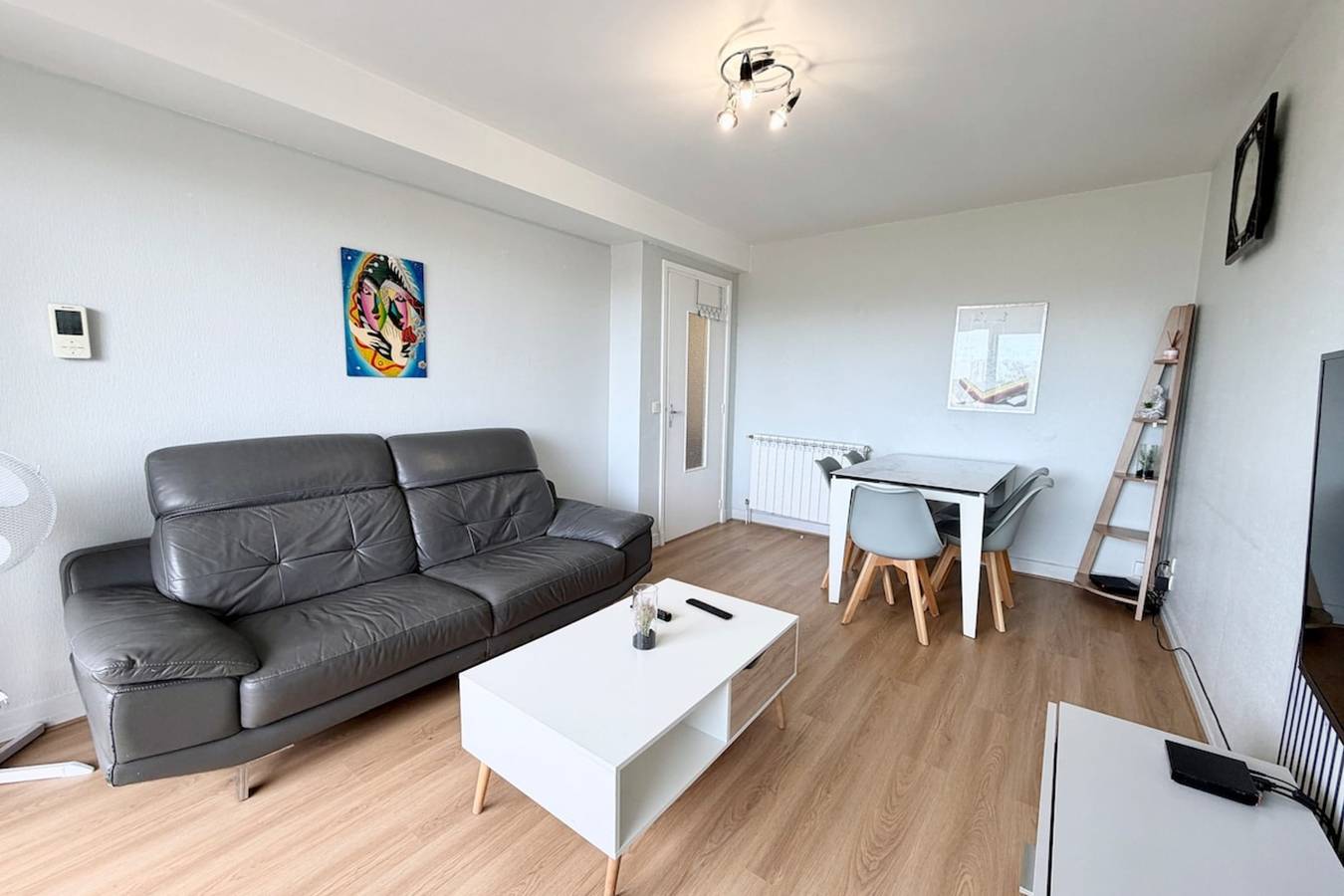 Appartement entier, Séjour tout confort entre centre-ville et plage in Lorient, Côte des Mégalithes