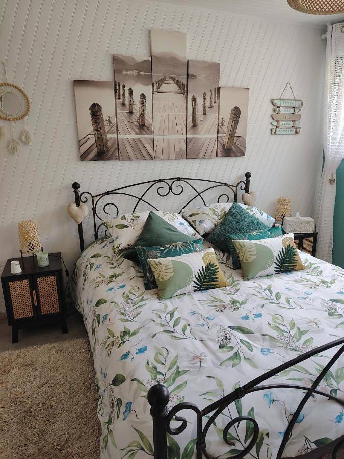 Location de vacances pour 3 personnes, avec terrasse ainsi que vue et jardin à Signy-le-Petit - 2