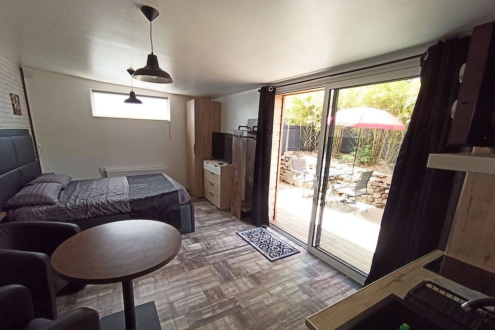 Entire apartment, Studio 2 Pers. 25 m2 with terrace not overlooked, near beaches, port and village. in Larmor-Plage, Côte des Mégalithes