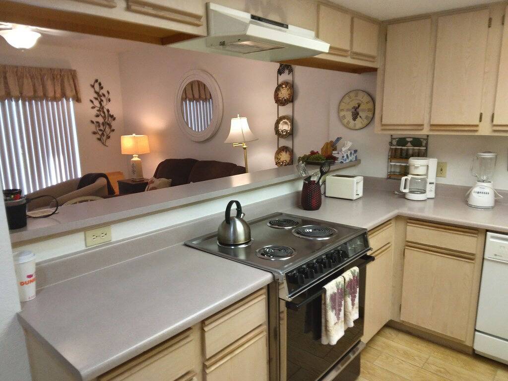 Ganze Wohnung, Fully furnished condo adjacent to golf course. 2 minute walk the London Bridge in Lake Havasu City, Mohave County