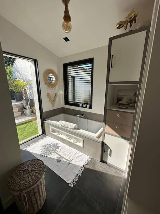 Location de vacances pour 8 personnes, avec terrasse ainsi que piscine et jacuzzi dans Plage des Gollandieres (Le Bois-Plage-en-Re) - 3