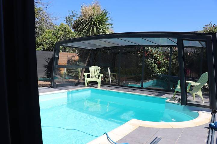 Location de vacances pour 12 personnes, avec Jacuzzi et Terrasse ainsi que Jardin et Sauna à Rédené
