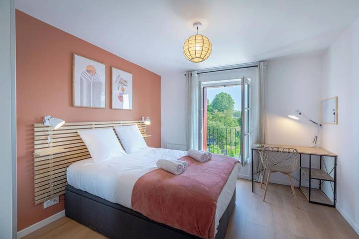 House renovated in 2025, 2 minutes from the Loire River, garden & barbecue, 6 bedrooms with private showers in Blois, Blois region