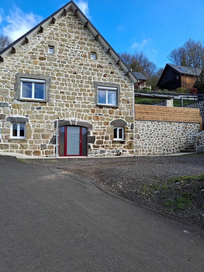 Gîte pour 2 personnes, avec Jacuzzi ainsi que Terrasse et Jardin dans Auvergne-Rhône-Alpes