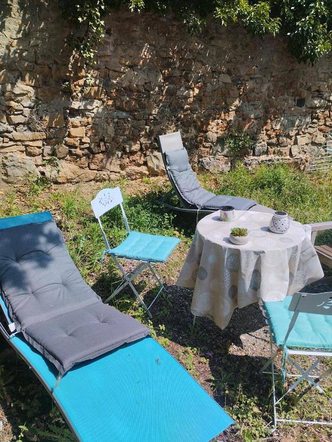 Appartement de vacances pour 2 personnes, avec Terrasse ainsi que Jardin et Vue à Aubenas
