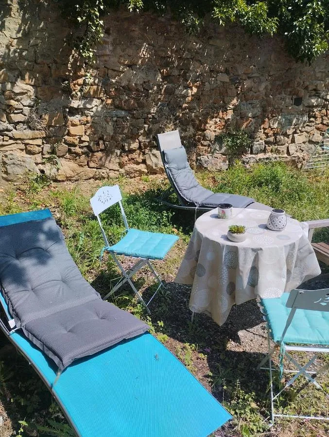 Apartamento de vacaciones para 2 personas, con vistas además de terraza y jardín - 1