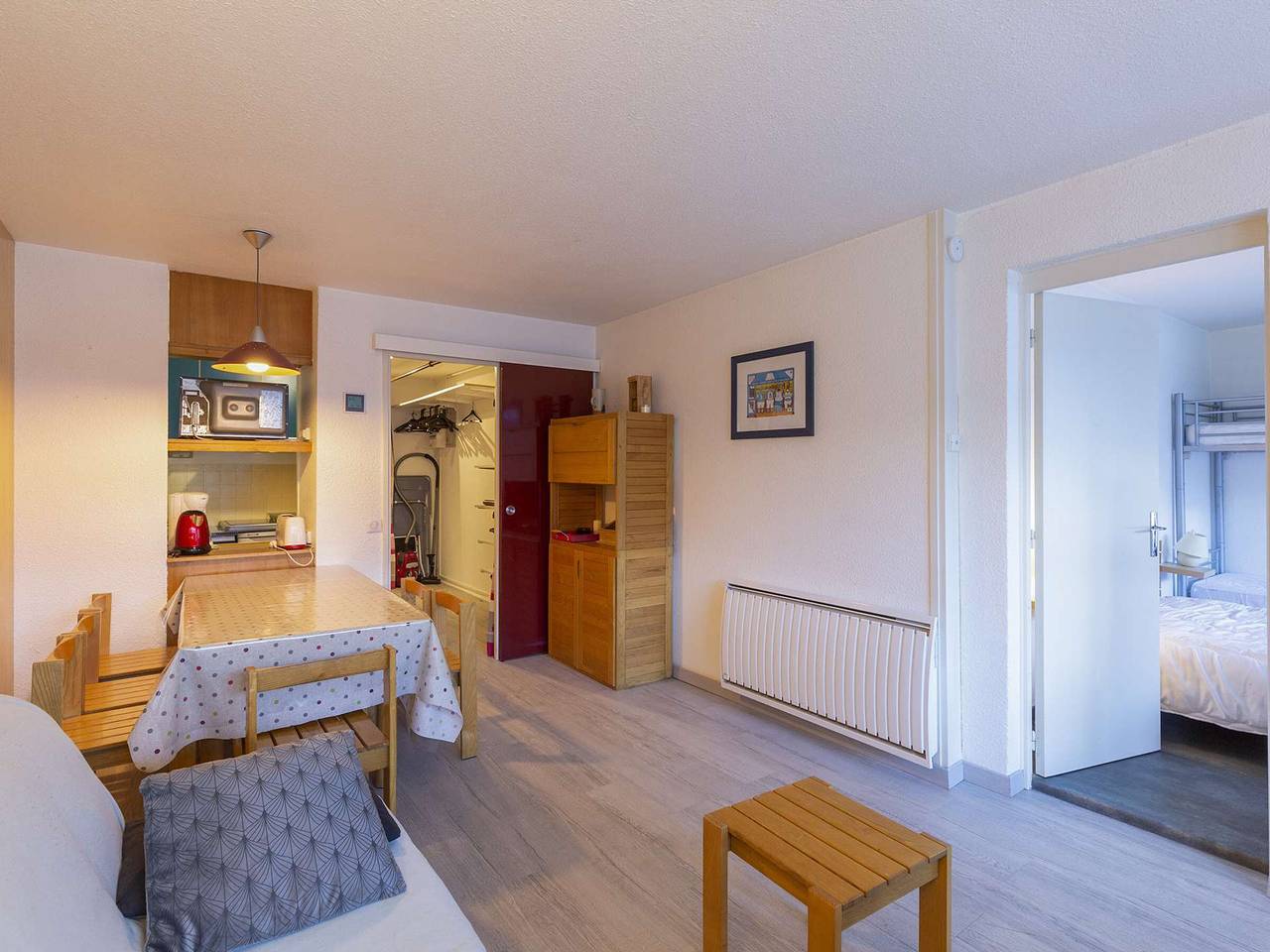 Entire apartment, Cozy 6-Person Apartment with Mountain View, Balcony, and Ski Storage in La Mongie in La Mongie, Bagnères-de-Bigorre