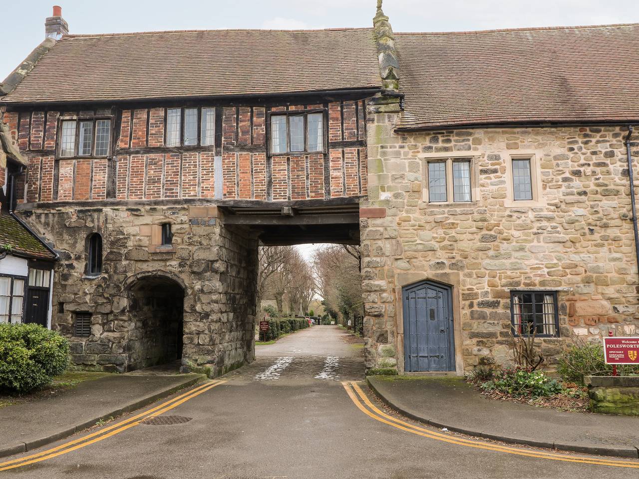 Entire apartment, Porter's Lodge in Drayton Manor Park, Warwickshire